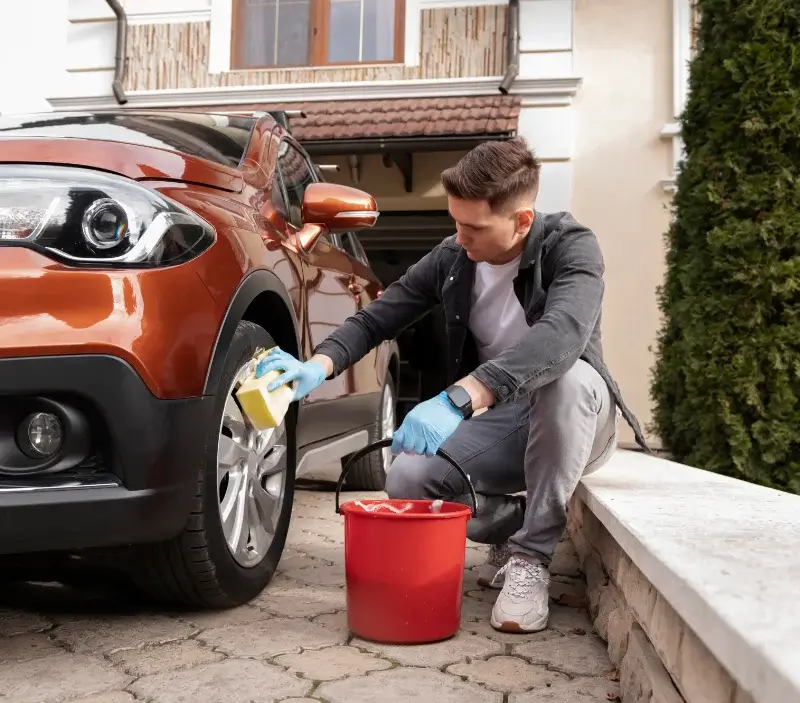 Lavage auto à domicile La Roche-Rigault : professionnel intervenant sur un véhicule